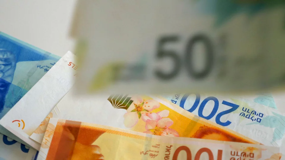 خبير إقتصادي يتوقع  : هذا موعد صرف رواتب الموظفين