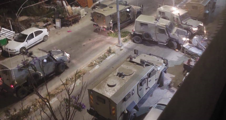 نابلس – اقتحامات واعتقالات واشتباكات في البلدة القديمة