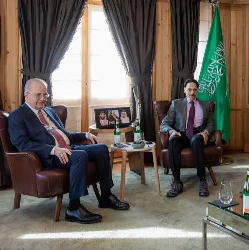 رئيس الوزراء الفلسطيني يبحث مع وزير الخارجية السعودي دعم غزة والضفة في دافوس