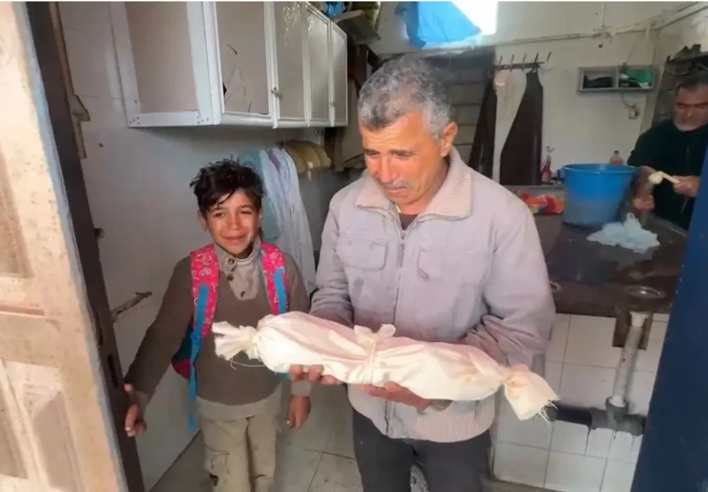 بالصور: وفاة طفل رضيع في دير البلح بسبب البرد القارس