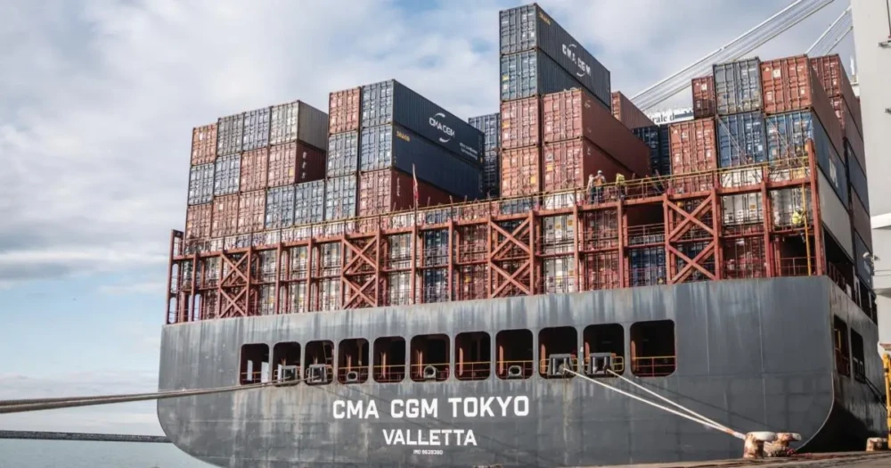 ماكرون : أرسلنا سفينة مساعدات إلى قطاع غزة