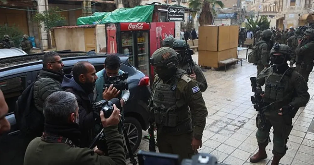 الجيش الإسرائيلي يعلن تنفيذ عملية عسكرية في الخليل واعتقالات واسعة بالمنطقة