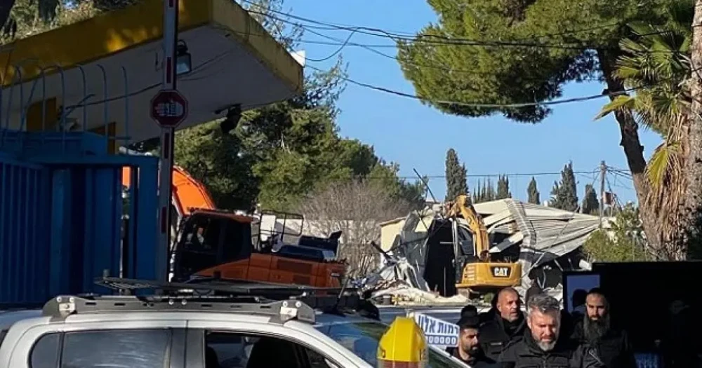 بالفيديو والصور: الاحتلال يهدم مباني في مقر أونروا بالقدس ويرفع العلم الإسرائيلي فوقه