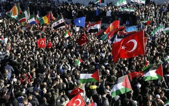 مظاهرة حاشدة على جسر غالاطة في إسطنبول دعما لغزة