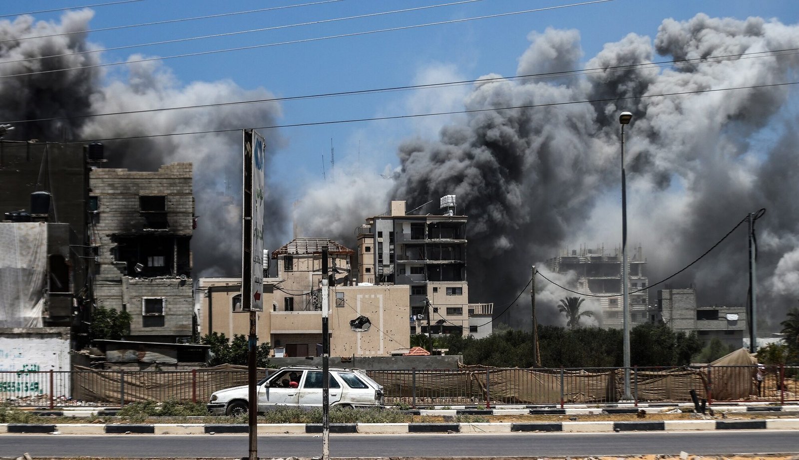 غزة – الاحتلال ينسف مباني سكنية برفح ويكثف بالقصف وسط غزة