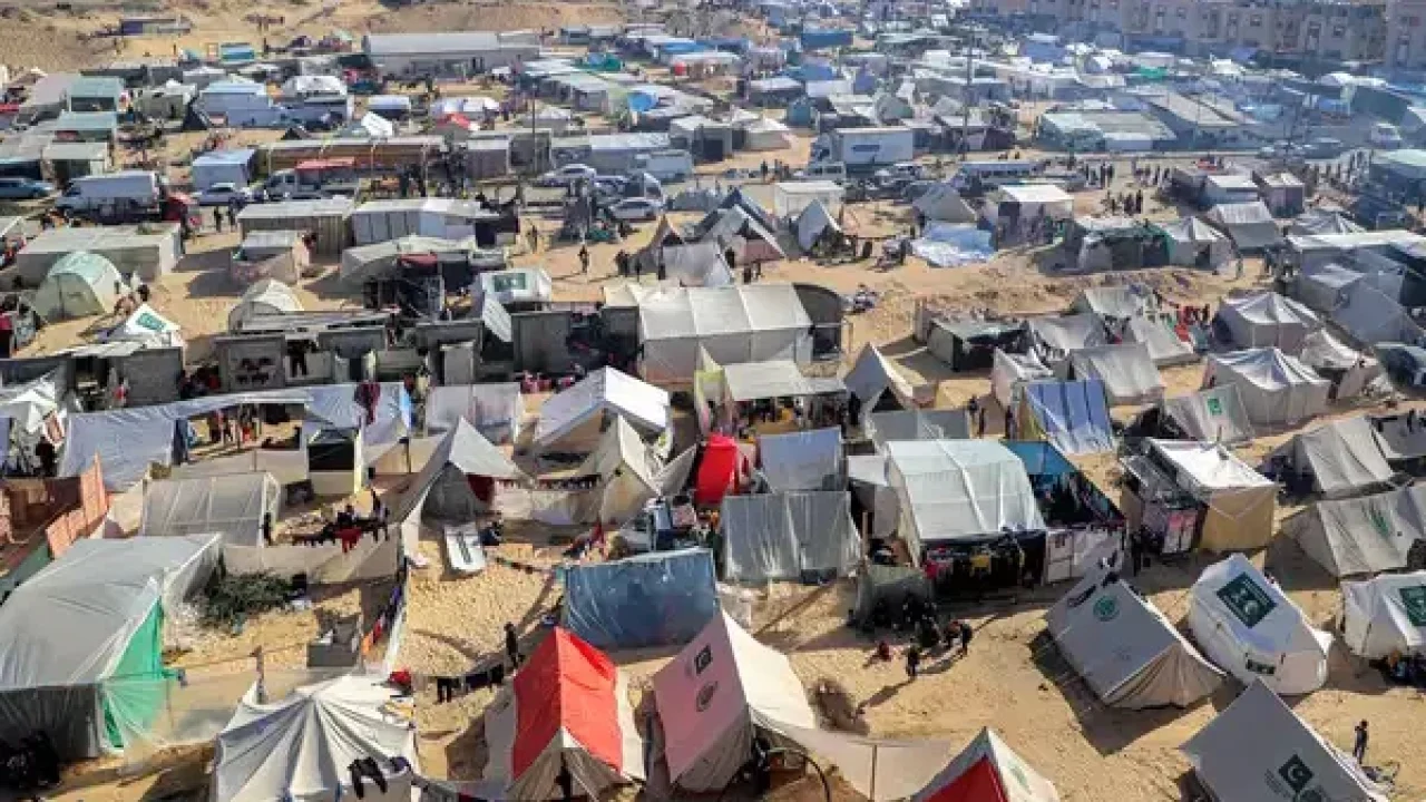 غزة: انهيار عشرات المباني وتضرر أكثر من 127 ألف خيمة جراء المنخفضات الجوية