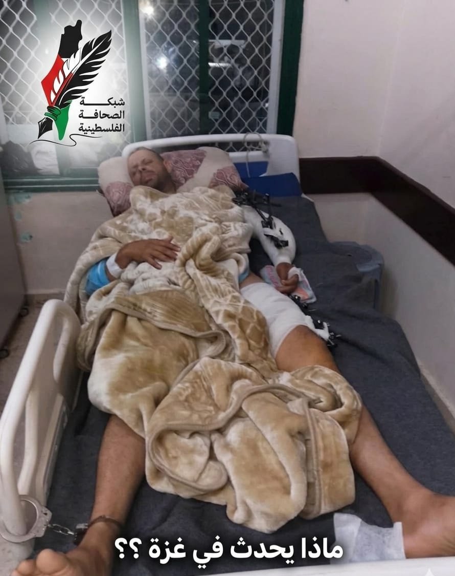 غزة بين فوهة البندقية وكرامة الإنسان: حين يُقيد الجريح في سرير المستشفى